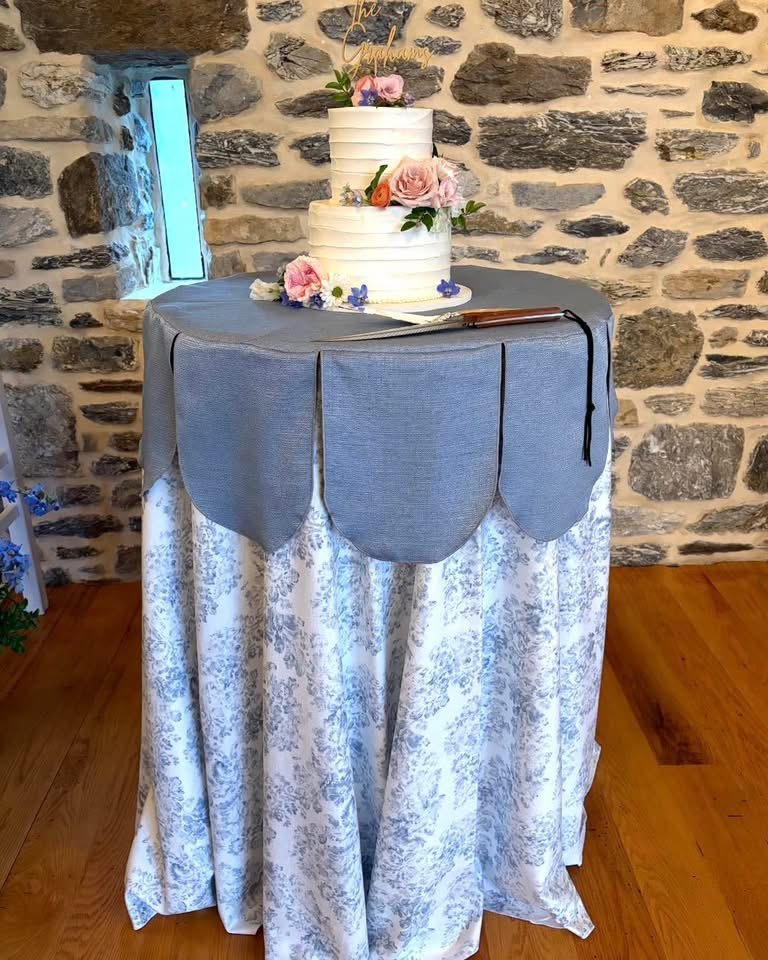Shoreline Hightop Table Crown with Francesca