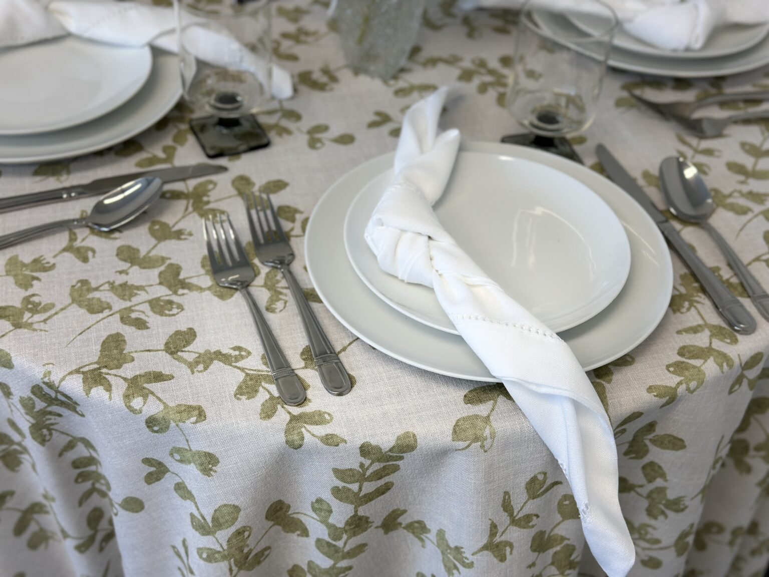 Vinca with White Hemstitch Napkin